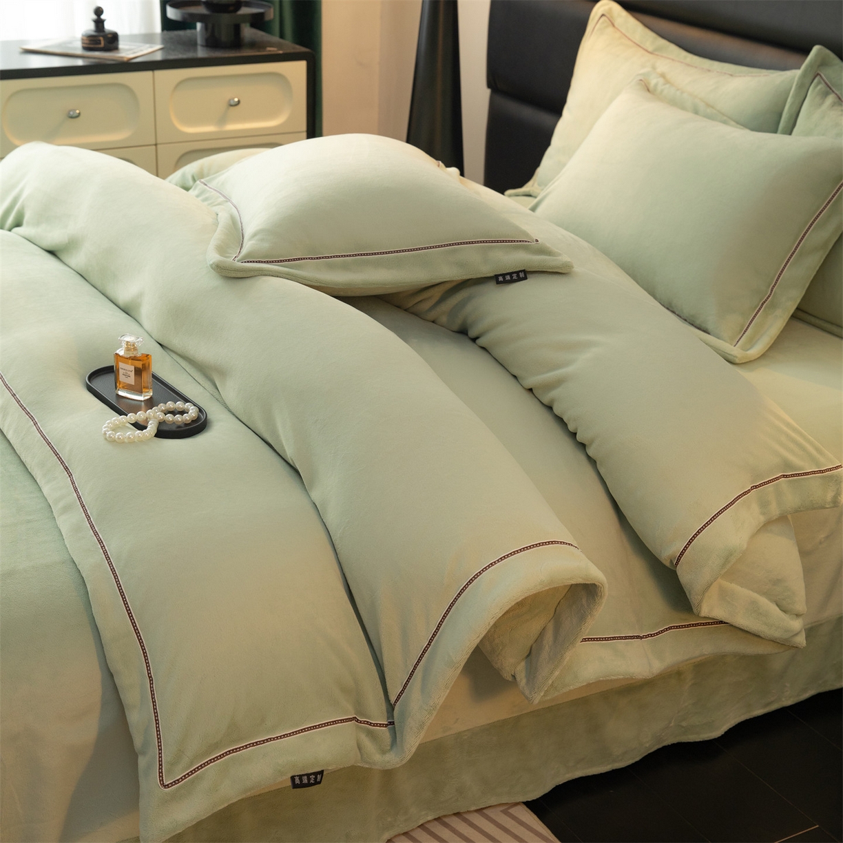91家纺网 家纺一手货源 找家纺 暖洋 2025新款240克高克重全工艺纯色织带花边款牛奶绒四件套 柔草绿