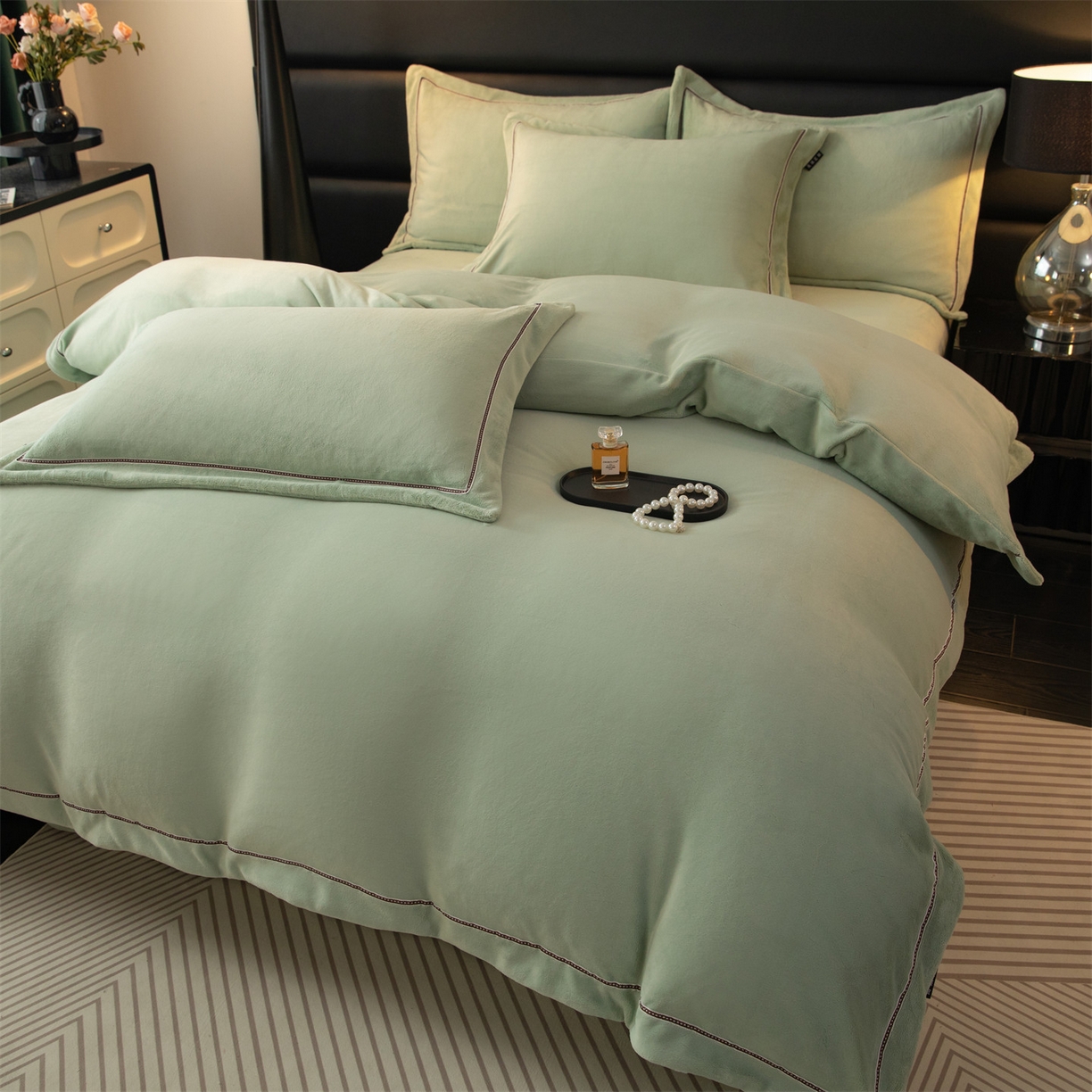 91家纺网 家纺一手货源 找家纺 暖洋 2025新款240克高克重全工艺纯色织带花边款牛奶绒四件套 柔草绿