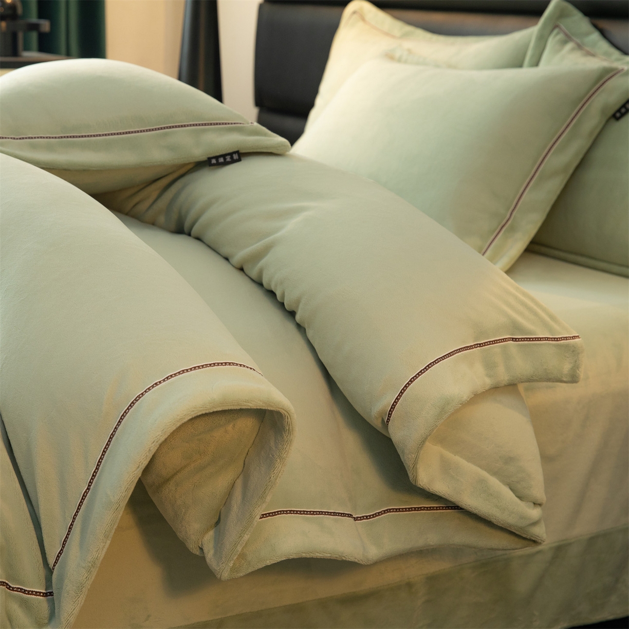 91家纺网 家纺一手货源 找家纺 暖洋 2025新款240克高克重全工艺纯色织带花边款牛奶绒四件套 柔草绿