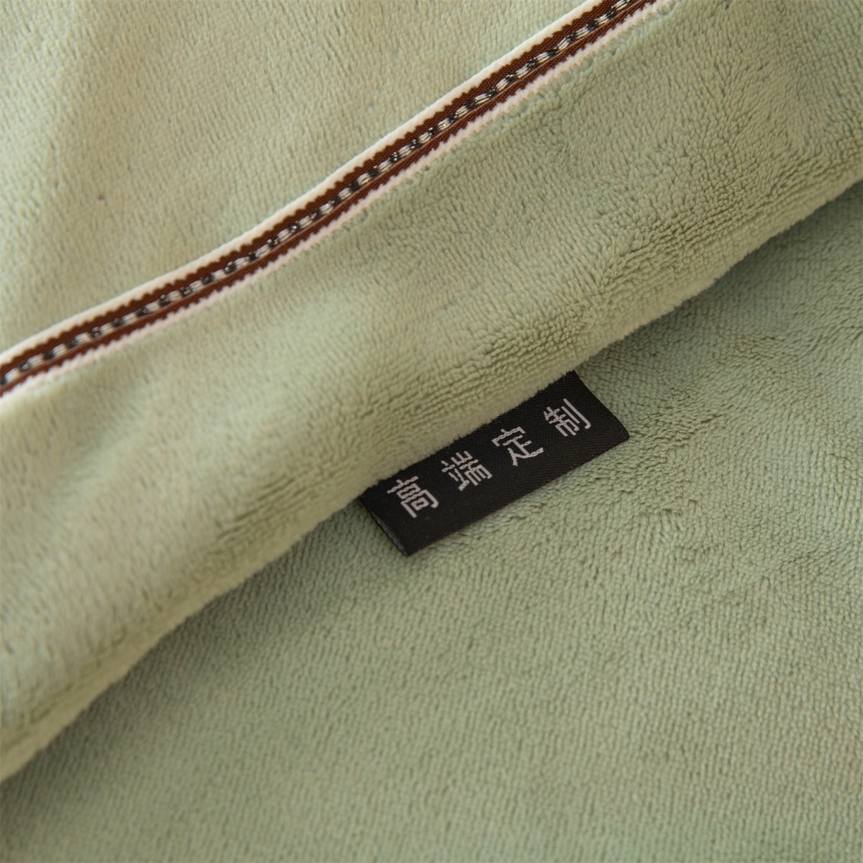 91家纺网 家纺一手货源 找家纺 暖洋 2025新款240克高克重全工艺纯色织带花边款牛奶绒四件套 柔草绿