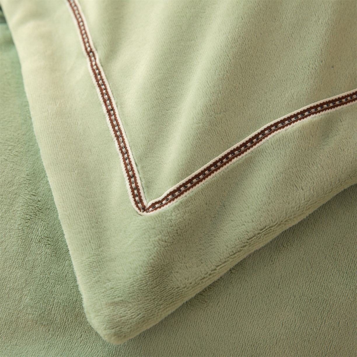 91家纺网 家纺一手货源 找家纺 暖洋 2025新款240克高克重全工艺纯色织带花边款牛奶绒四件套 柔草绿