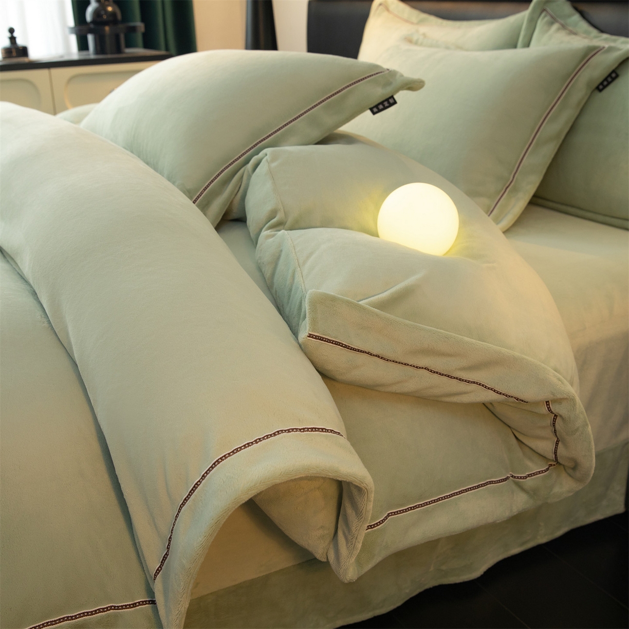 91家纺网 家纺一手货源 找家纺 暖洋 2025新款240克高克重全工艺纯色织带花边款牛奶绒四件套 柔草绿