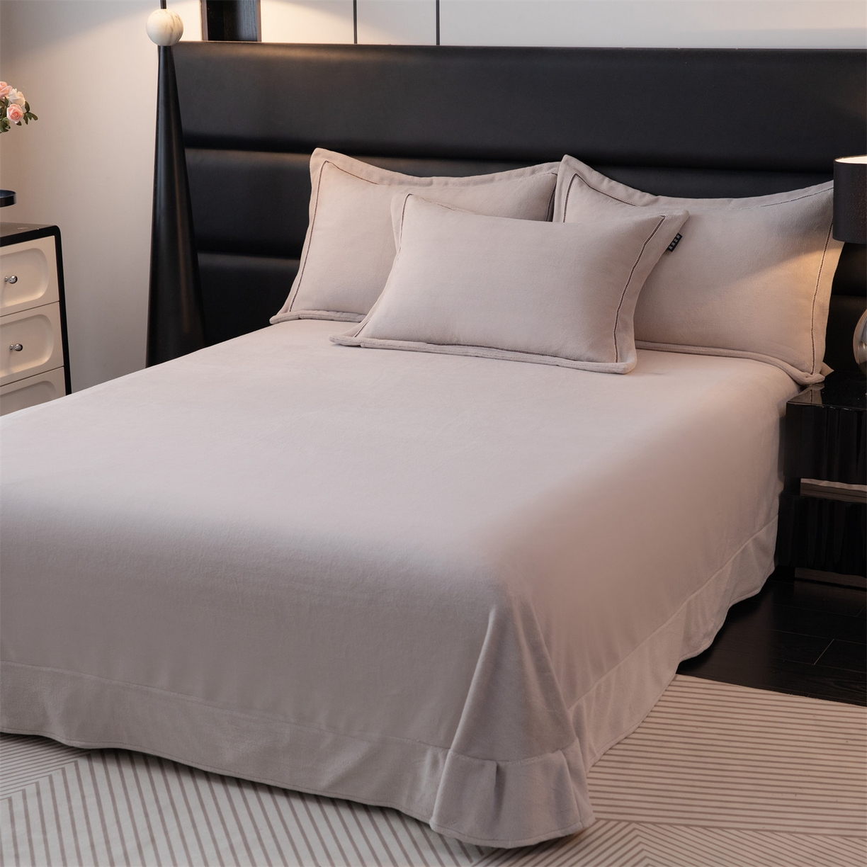 91家纺网 家纺一手货源 找家纺 暖洋 2025新款240克高克重全工艺纯色织带花边款牛奶绒四件套 绅士灰