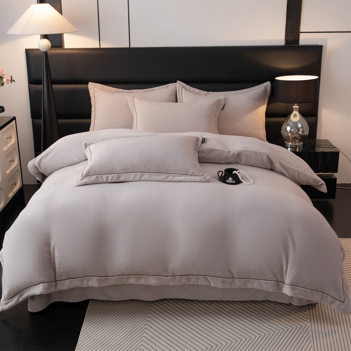 91家纺网 家纺一手货源 找家纺 暖洋 2025新款240克高克重全工艺纯色织带花边款牛奶绒四件套 绅士灰,绅士灰