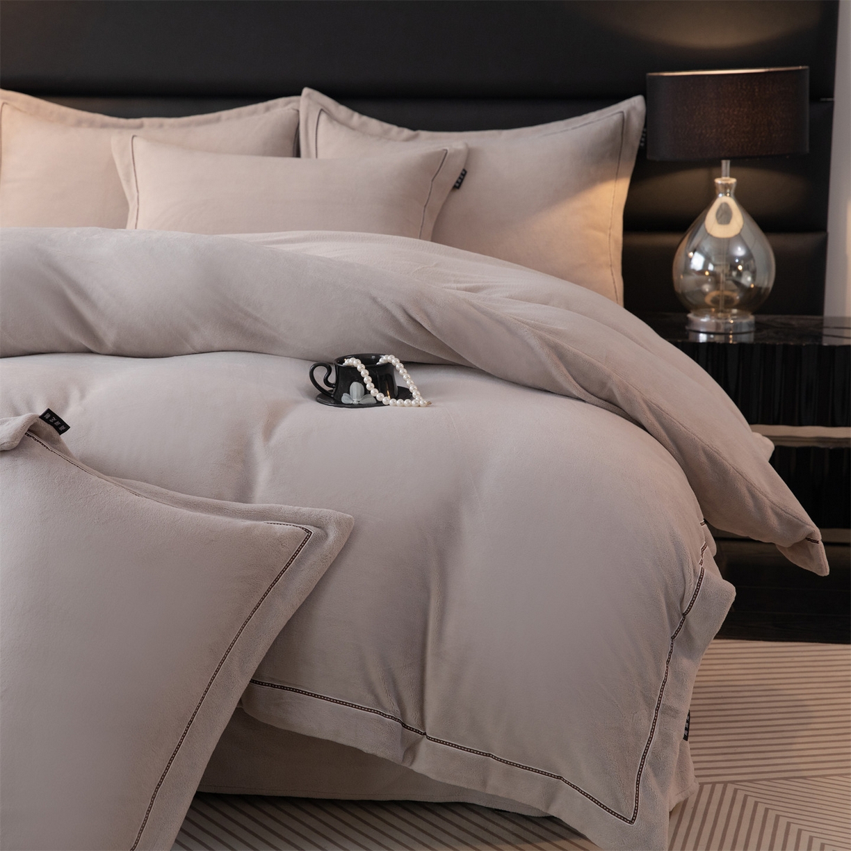 91家纺网 家纺一手货源 找家纺 暖洋 2025新款240克高克重全工艺纯色织带花边款牛奶绒四件套 绅士灰