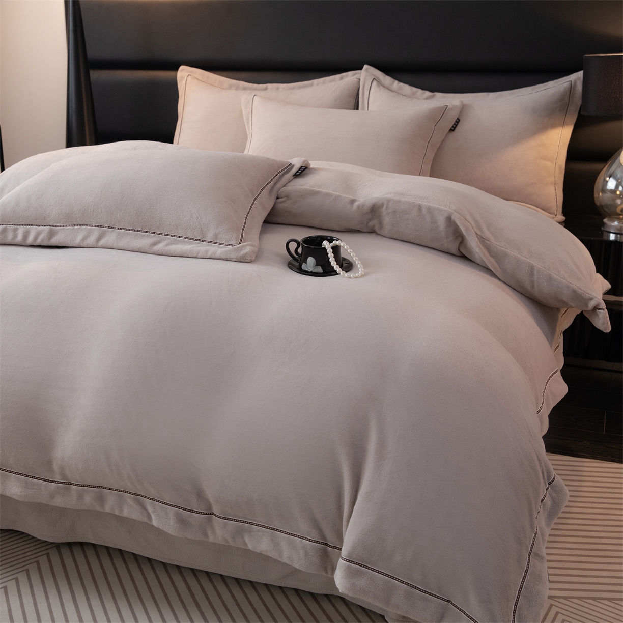 91家纺网 家纺一手货源 找家纺 暖洋 2025新款240克高克重全工艺纯色织带花边款牛奶绒四件套 绅士灰