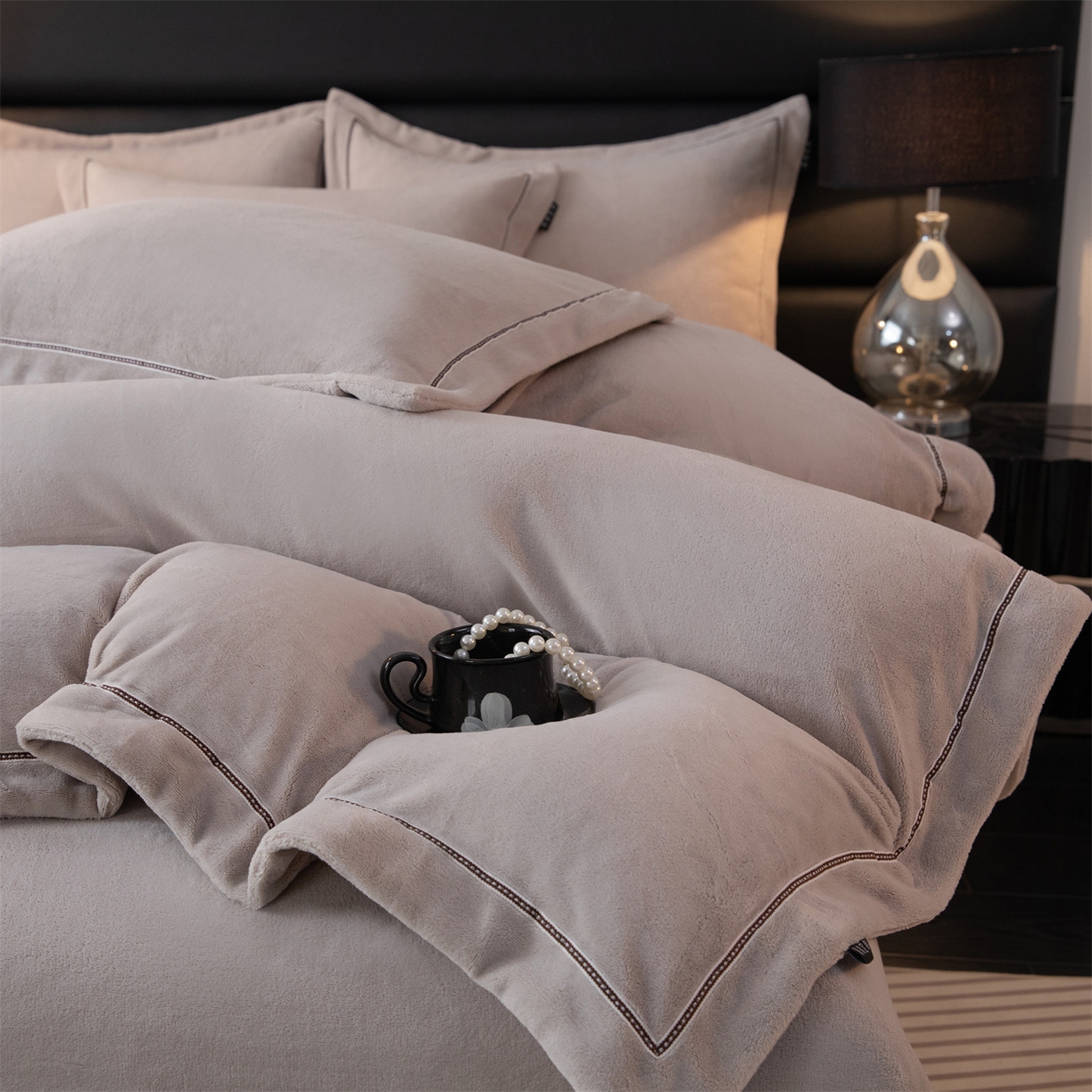 91家纺网 家纺一手货源 找家纺 暖洋 2025新款240克高克重全工艺纯色织带花边款牛奶绒四件套 绅士灰