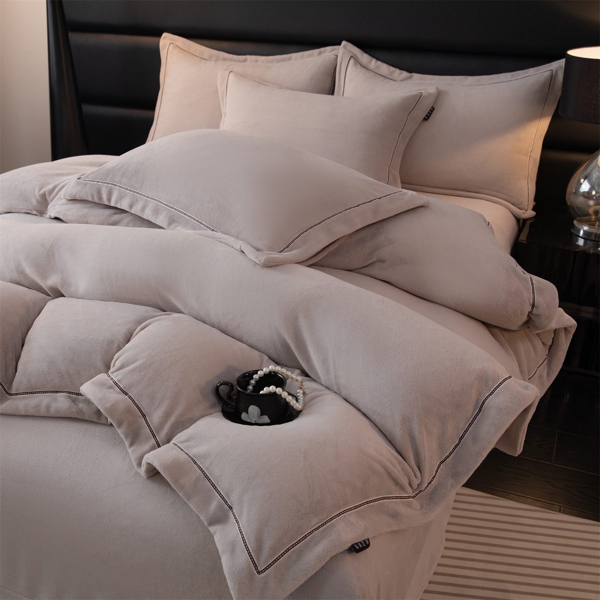 91家纺网 家纺一手货源 找家纺 暖洋 2025新款240克高克重全工艺纯色织带花边款牛奶绒四件套 绅士灰