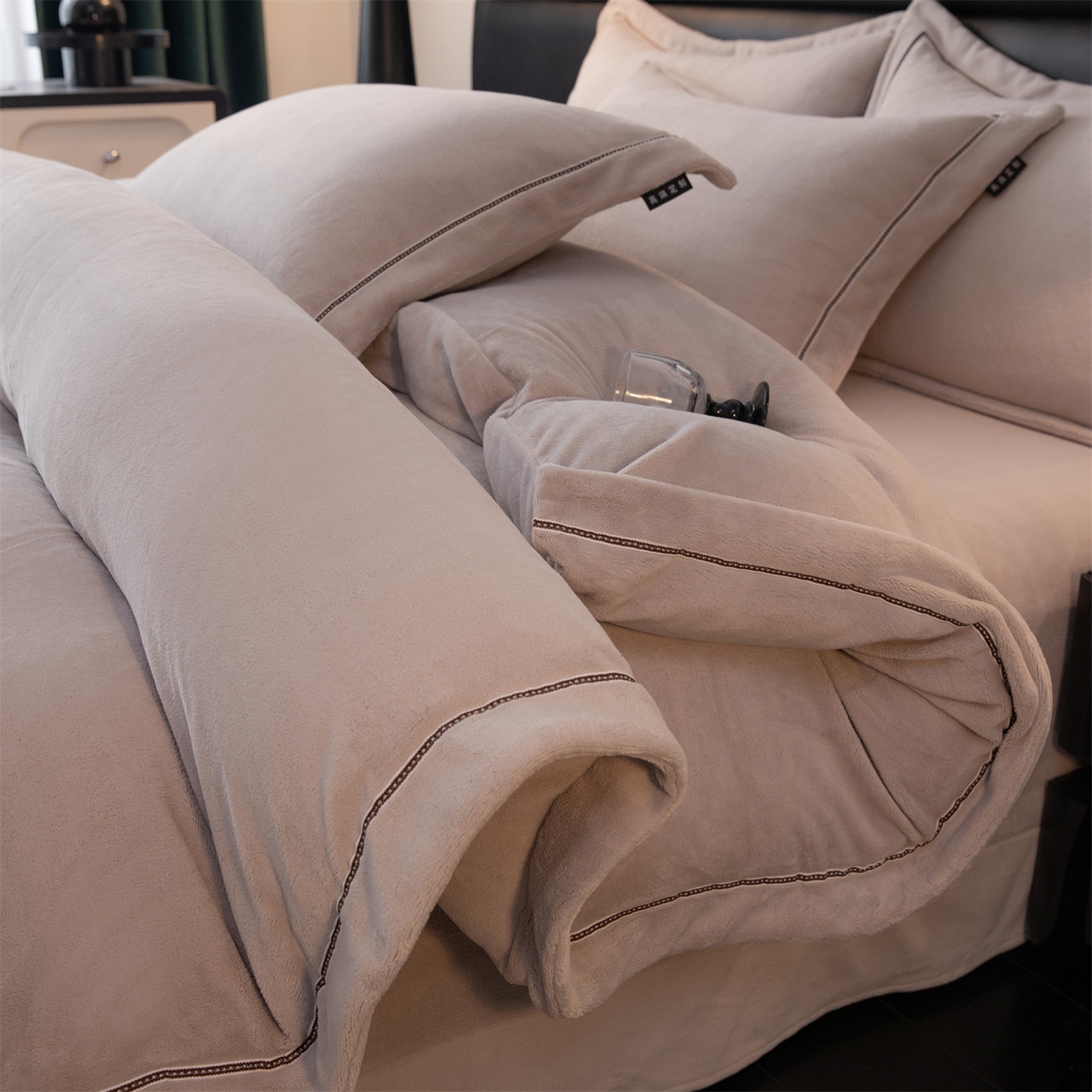 91家纺网 家纺一手货源 找家纺 暖洋 2025新款240克高克重全工艺纯色织带花边款牛奶绒四件套 绅士灰