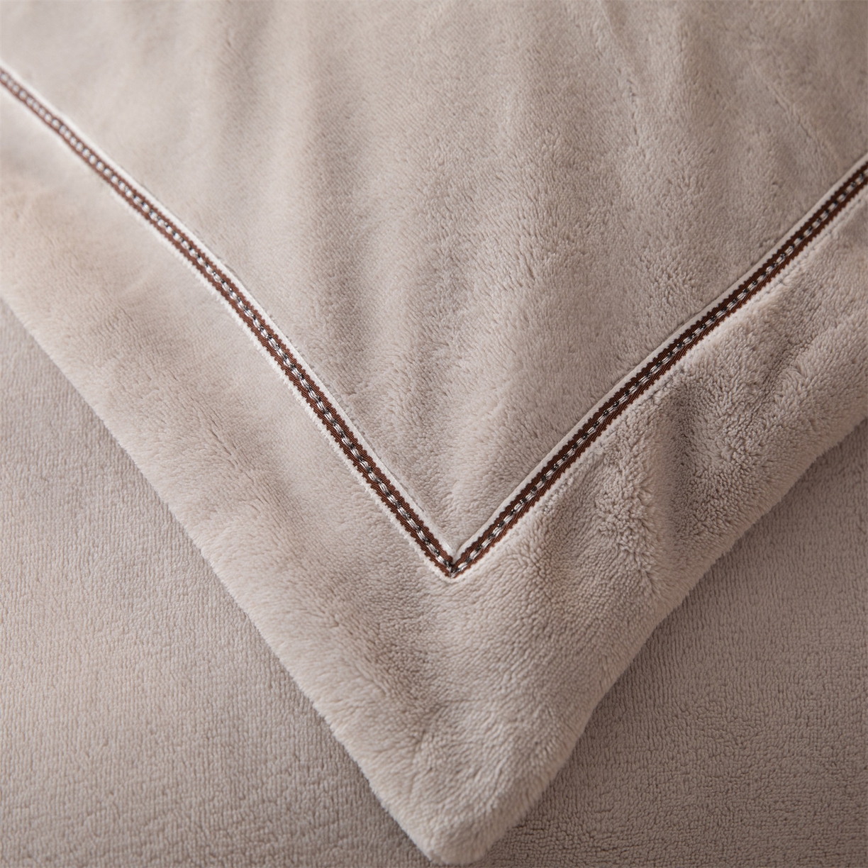 91家纺网 家纺一手货源 找家纺 暖洋 2025新款240克高克重全工艺纯色织带花边款牛奶绒四件套 绅士灰