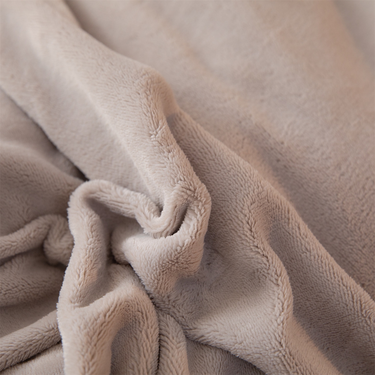 91家纺网 家纺一手货源 找家纺 暖洋 2025新款240克高克重全工艺纯色织带花边款牛奶绒四件套 绅士灰