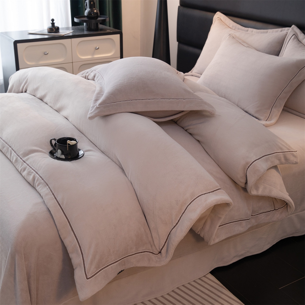 91家纺网 家纺一手货源 找家纺 暖洋 2025新款240克高克重全工艺纯色织带花边款牛奶绒四件套 绅士灰