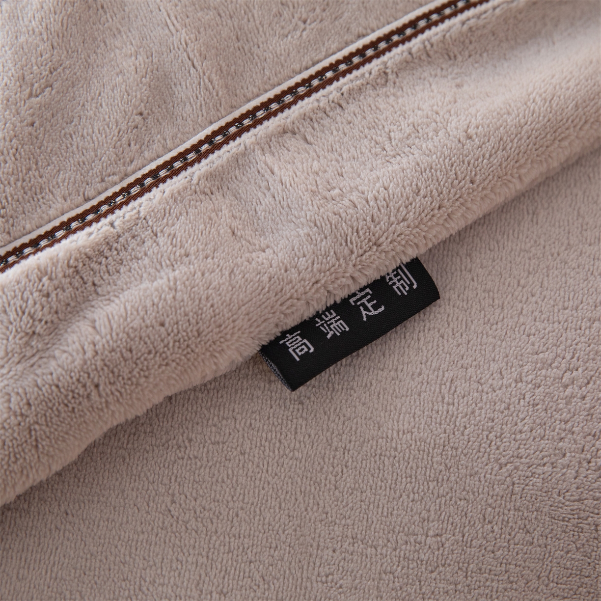 91家纺网 家纺一手货源 找家纺 暖洋 2025新款240克高克重全工艺纯色织带花边款牛奶绒四件套 绅士灰