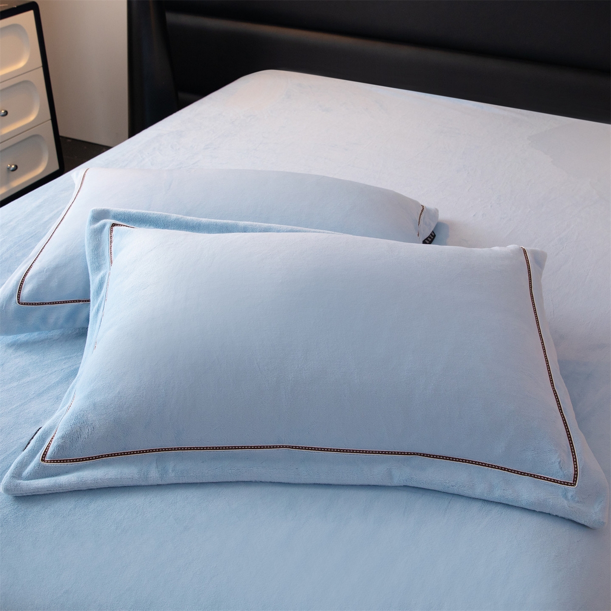 91家纺网 家纺一手货源 找家纺 暖洋 2025新款240克高克重全工艺纯色织带花边款牛奶绒四件套 天空蓝