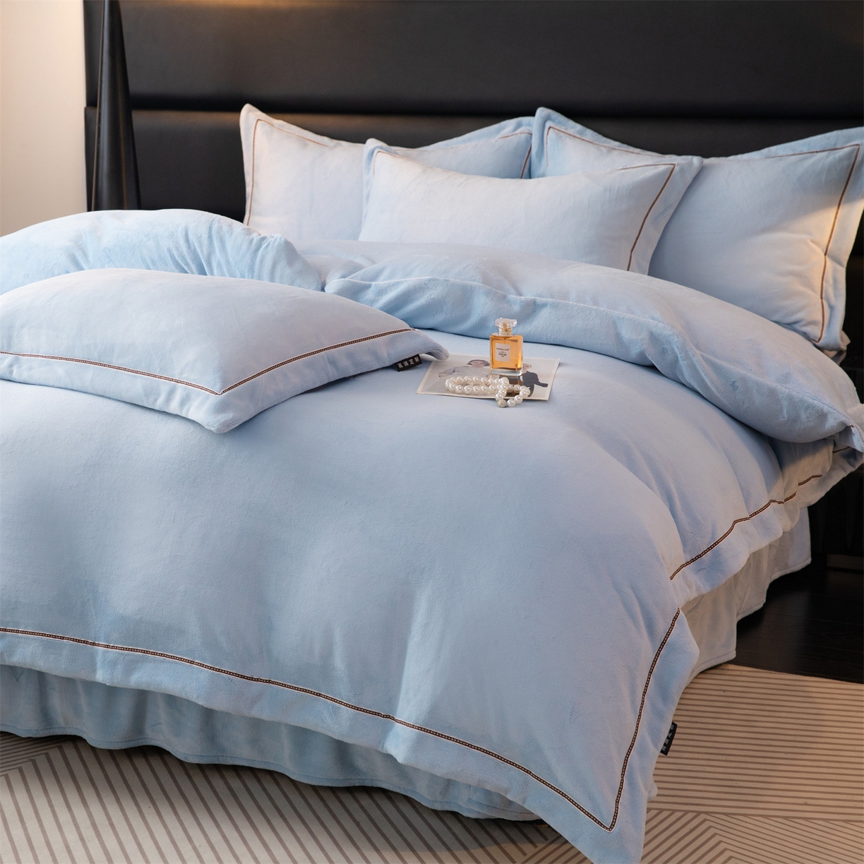 91家纺网 家纺一手货源 找家纺 暖洋 2025新款240克高克重全工艺纯色织带花边款牛奶绒四件套 天空蓝