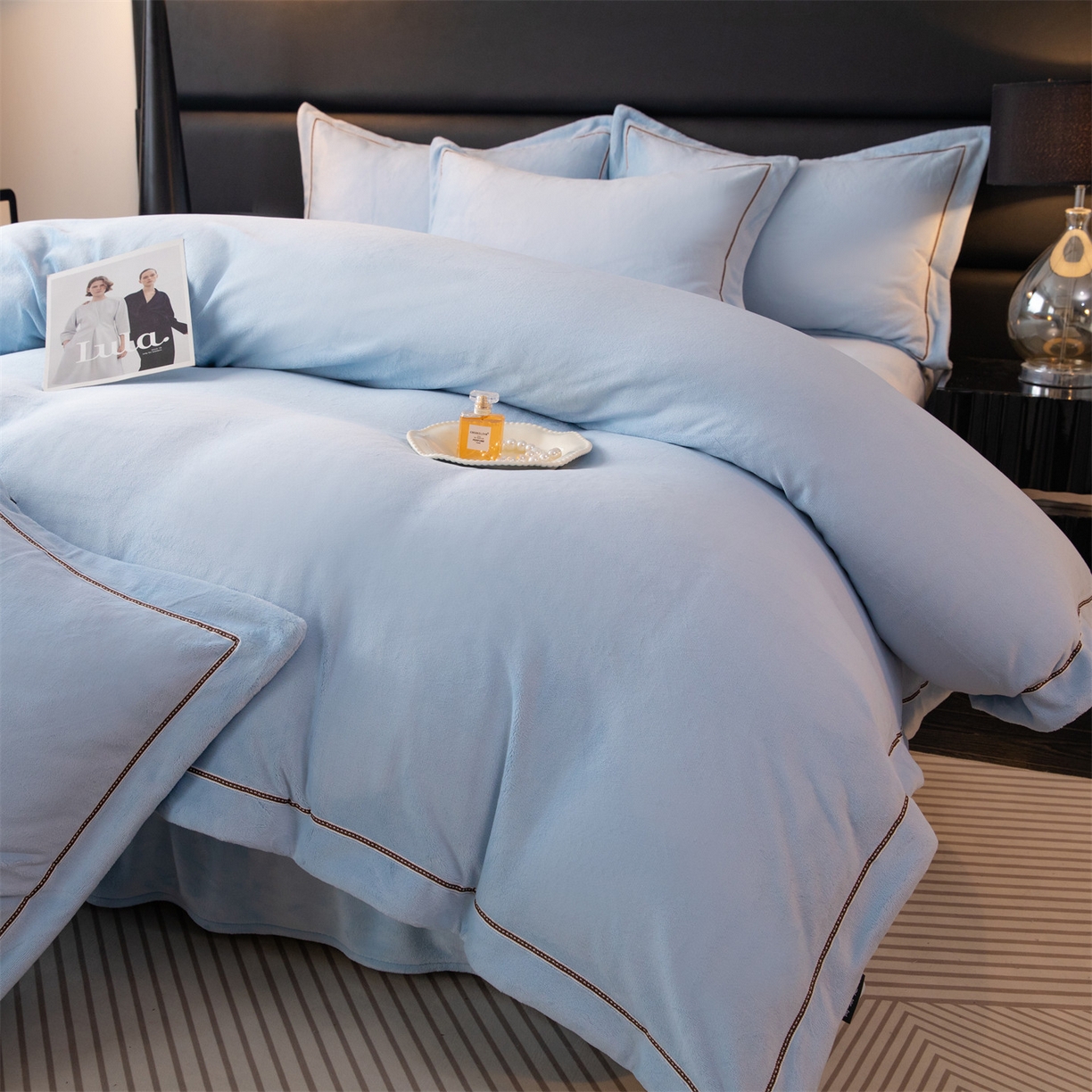91家纺网 家纺一手货源 找家纺 暖洋 2025新款240克高克重全工艺纯色织带花边款牛奶绒四件套 天空蓝