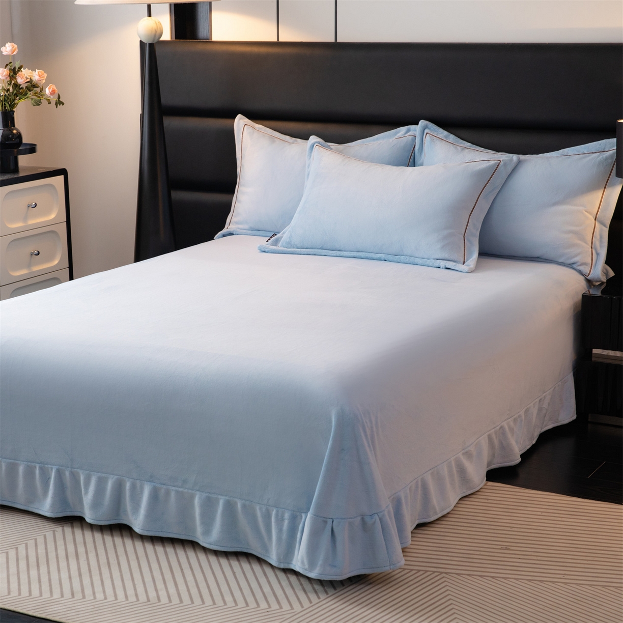 91家纺网 家纺一手货源 找家纺 暖洋 2025新款240克高克重全工艺纯色织带花边款牛奶绒四件套 天空蓝