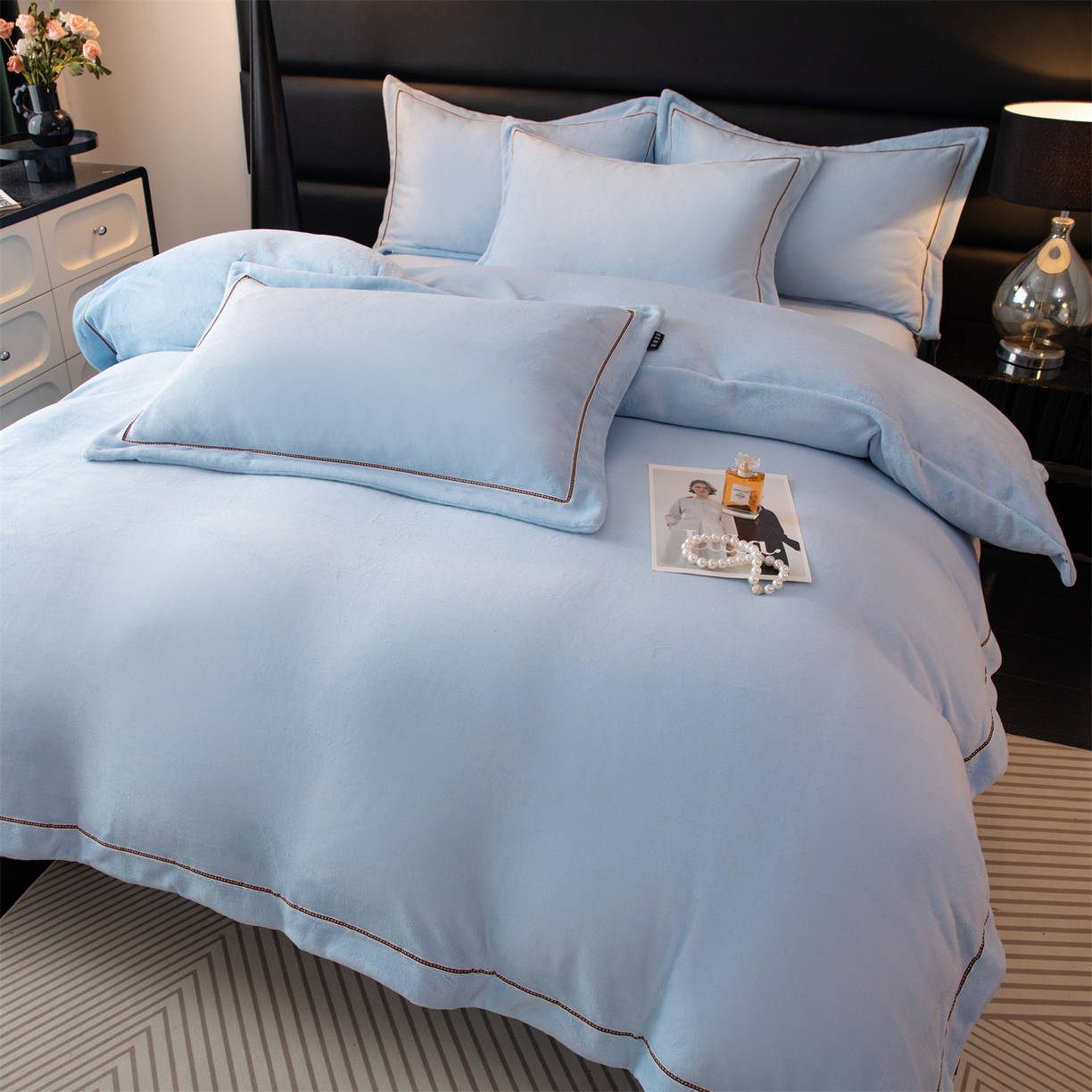 91家纺网 家纺一手货源 找家纺 暖洋 2025新款240克高克重全工艺纯色织带花边款牛奶绒四件套 天空蓝