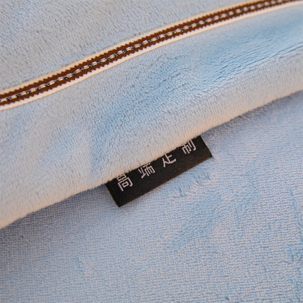 91家纺网 家纺一手货源 找家纺 暖洋 2025新款240克高克重全工艺纯色织带花边款牛奶绒四件套 天空蓝