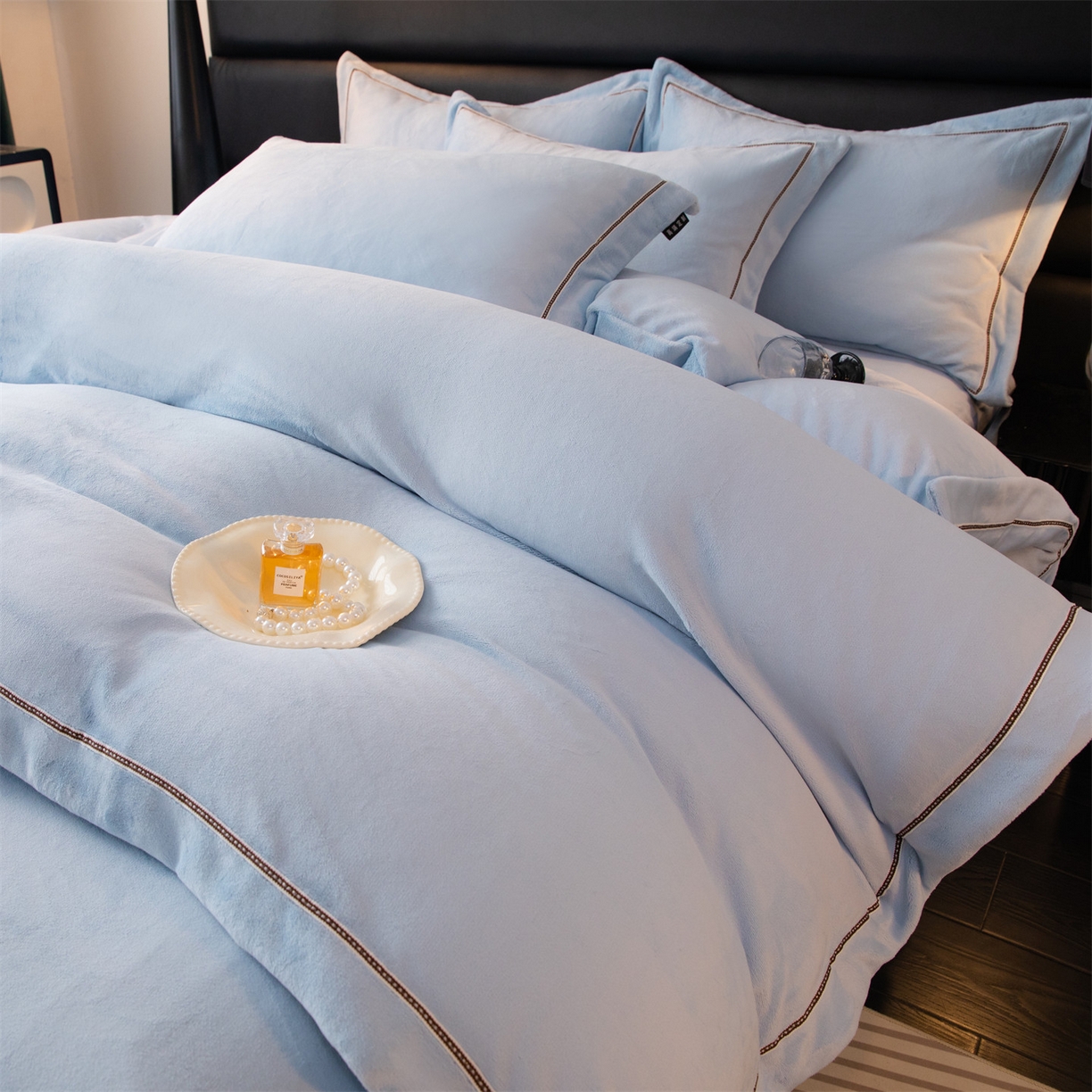 91家纺网 家纺一手货源 找家纺 暖洋 2025新款240克高克重全工艺纯色织带花边款牛奶绒四件套 天空蓝