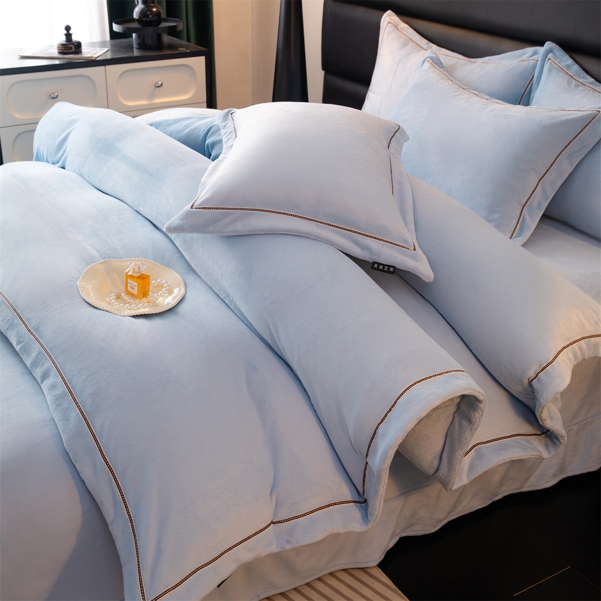 91家纺网 家纺一手货源 找家纺 暖洋 2025新款240克高克重全工艺纯色织带花边款牛奶绒四件套 天空蓝