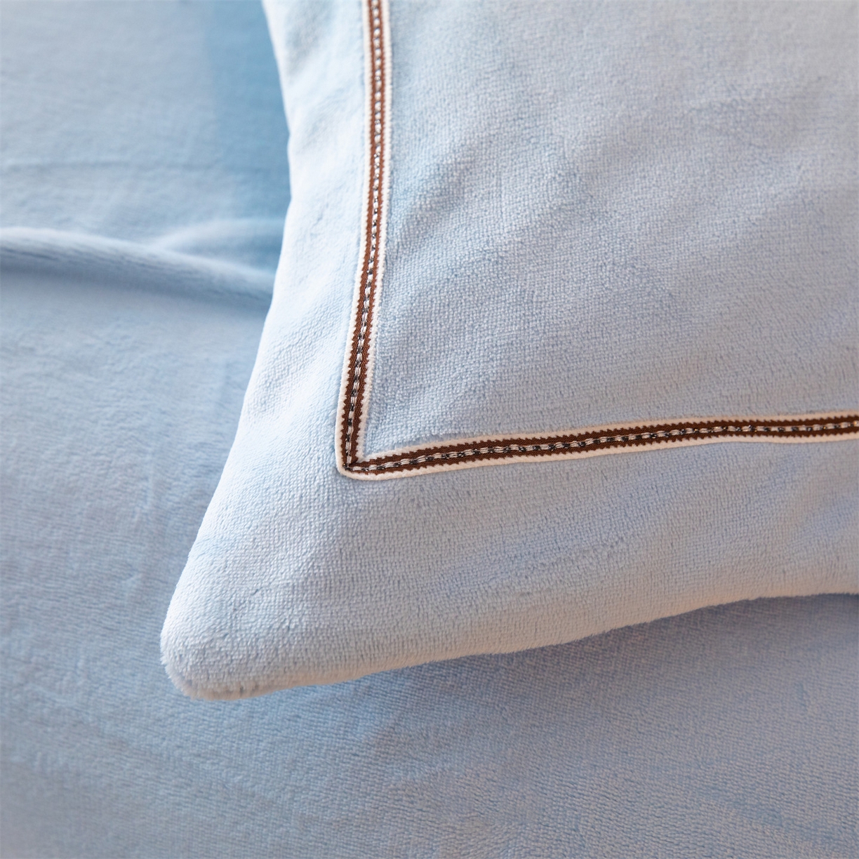 91家纺网 家纺一手货源 找家纺 暖洋 2025新款240克高克重全工艺纯色织带花边款牛奶绒四件套 天空蓝