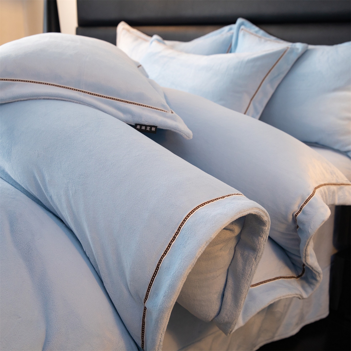 91家纺网 家纺一手货源 找家纺 暖洋 2025新款240克高克重全工艺纯色织带花边款牛奶绒四件套 天空蓝