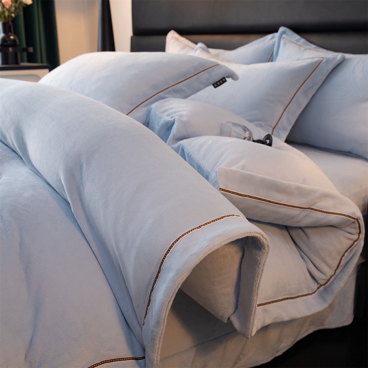 91家纺网 家纺一手货源 找家纺 暖洋 2025新款240克高克重全工艺纯色织带花边款牛奶绒四件套 天空蓝