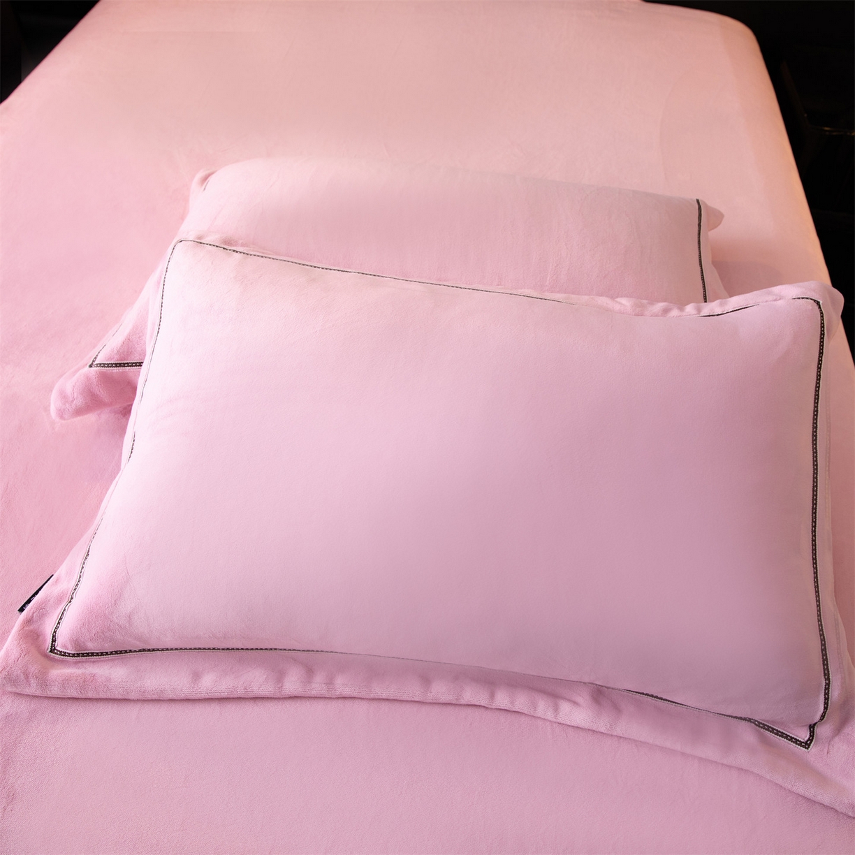 91家纺网 家纺一手货源 找家纺 暖洋 2025新款240克高克重全工艺纯色织带花边款牛奶绒四件套 樱花粉