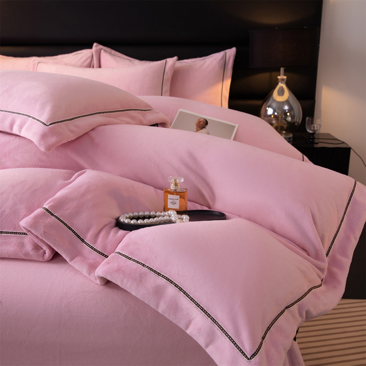 91家纺网 家纺一手货源 找家纺 暖洋 2025新款240克高克重全工艺纯色织带花边款牛奶绒四件套 樱花粉