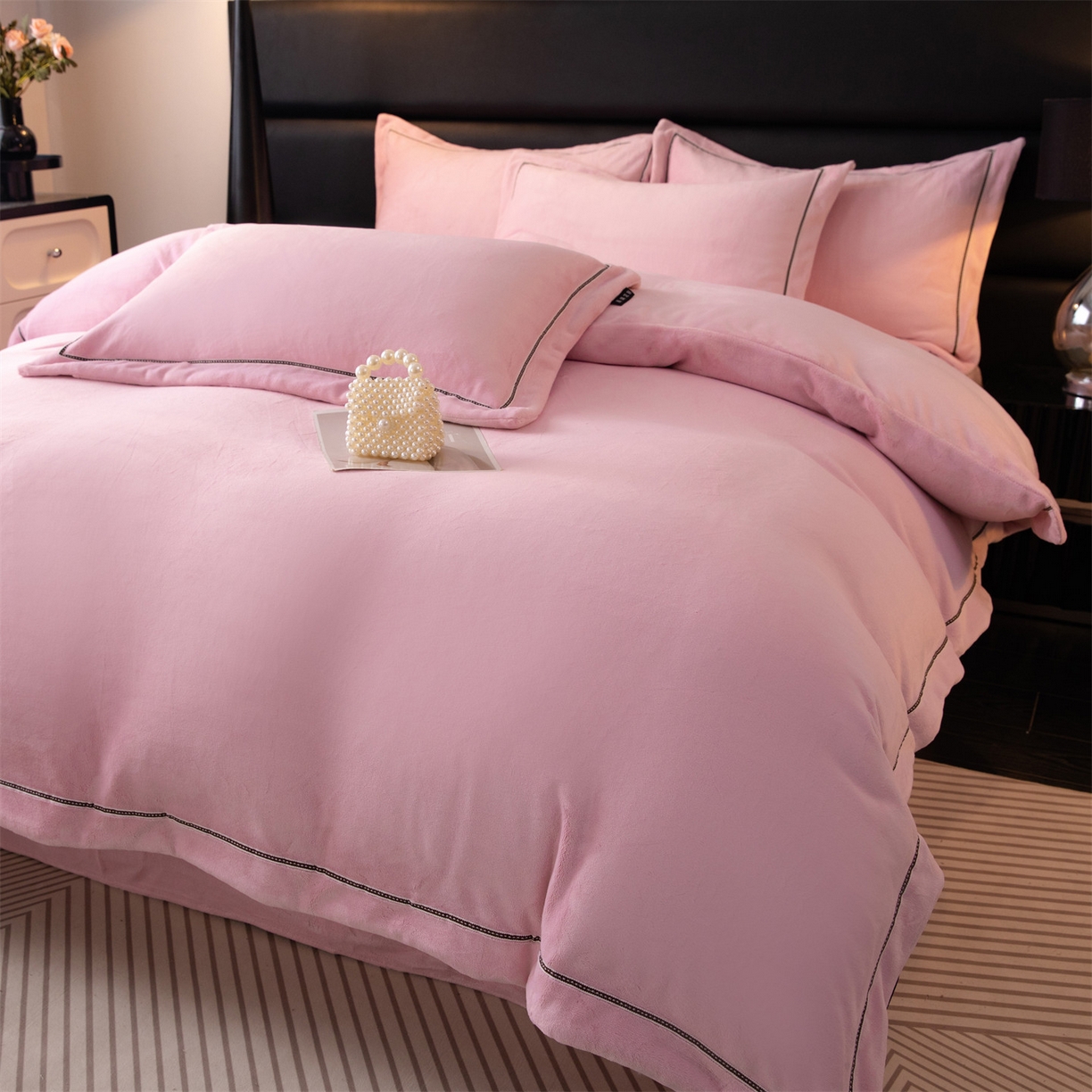 91家纺网 家纺一手货源 找家纺 暖洋 2025新款240克高克重全工艺纯色织带花边款牛奶绒四件套 樱花粉