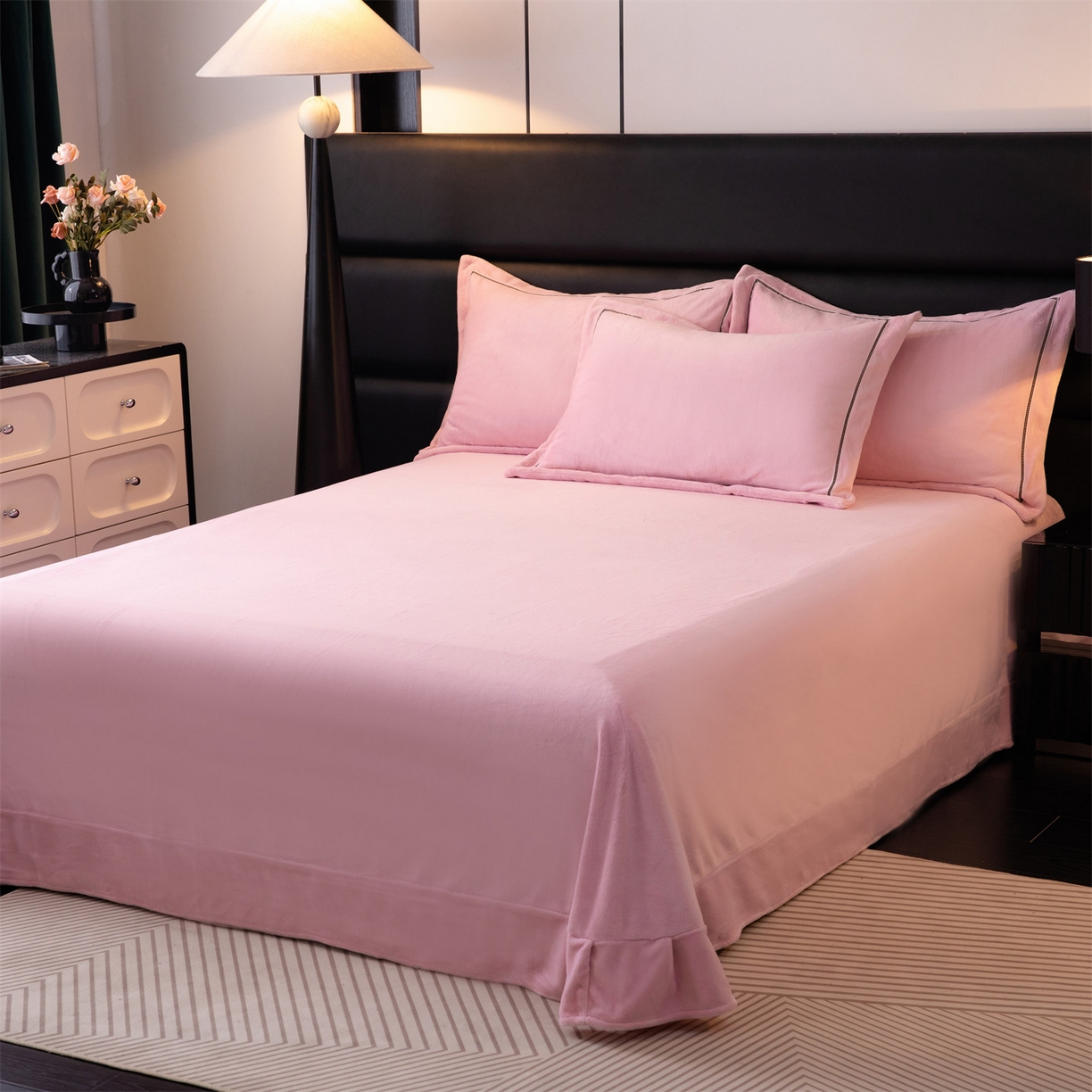 91家纺网 家纺一手货源 找家纺 暖洋 2025新款240克高克重全工艺纯色织带花边款牛奶绒四件套 樱花粉