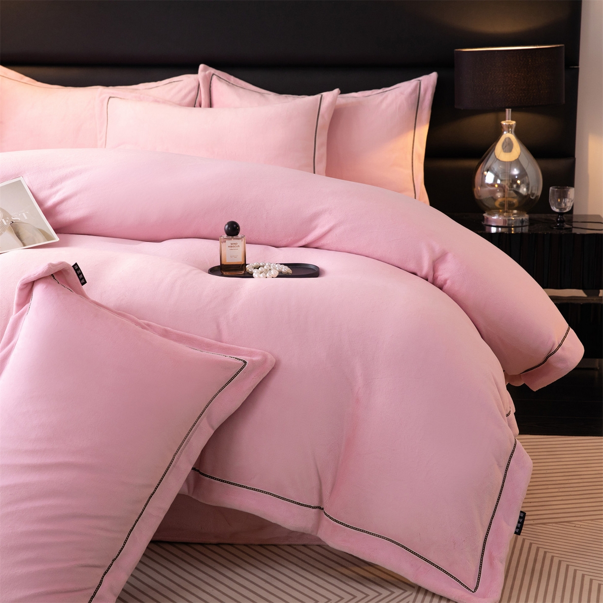 91家纺网 家纺一手货源 找家纺 暖洋 2025新款240克高克重全工艺纯色织带花边款牛奶绒四件套 樱花粉