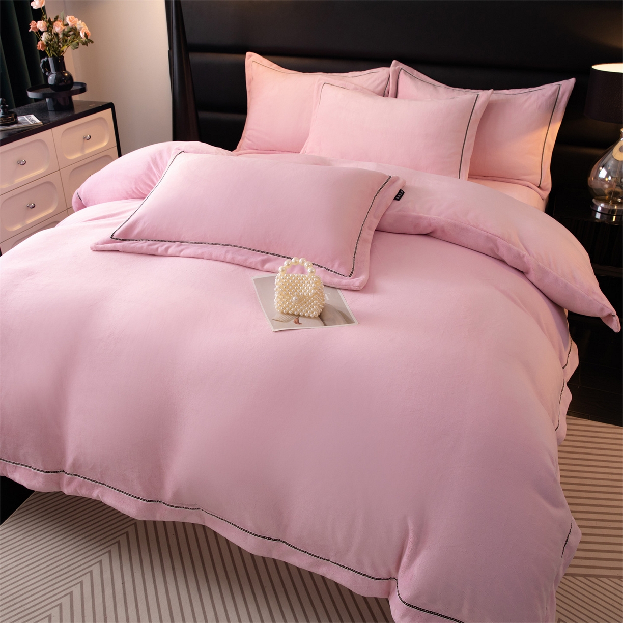 91家纺网 家纺一手货源 找家纺 暖洋 2025新款240克高克重全工艺纯色织带花边款牛奶绒四件套 樱花粉