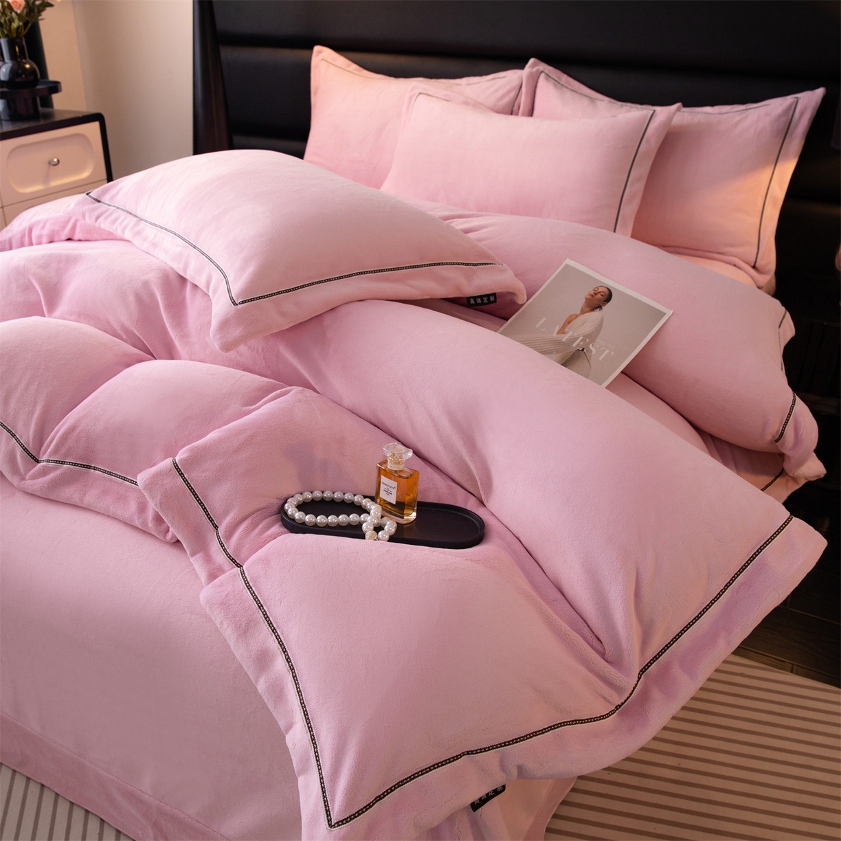 91家纺网 家纺一手货源 找家纺 暖洋 2025新款240克高克重全工艺纯色织带花边款牛奶绒四件套 樱花粉