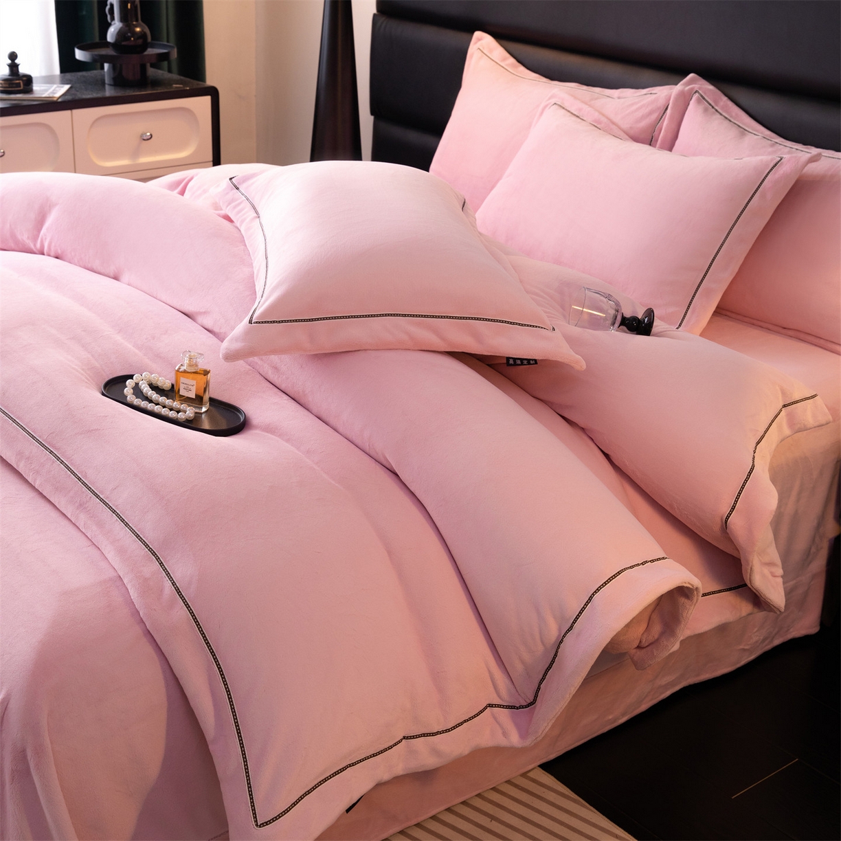 91家纺网 家纺一手货源 找家纺 暖洋 2025新款240克高克重全工艺纯色织带花边款牛奶绒四件套 樱花粉