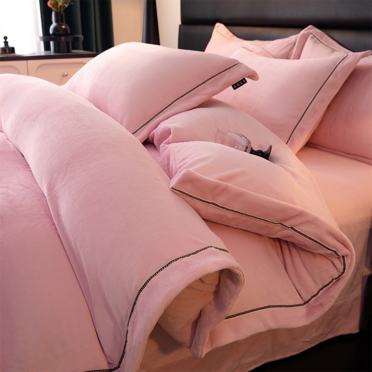 91家纺网 家纺一手货源 找家纺 暖洋 2025新款240克高克重全工艺纯色织带花边款牛奶绒四件套 樱花粉