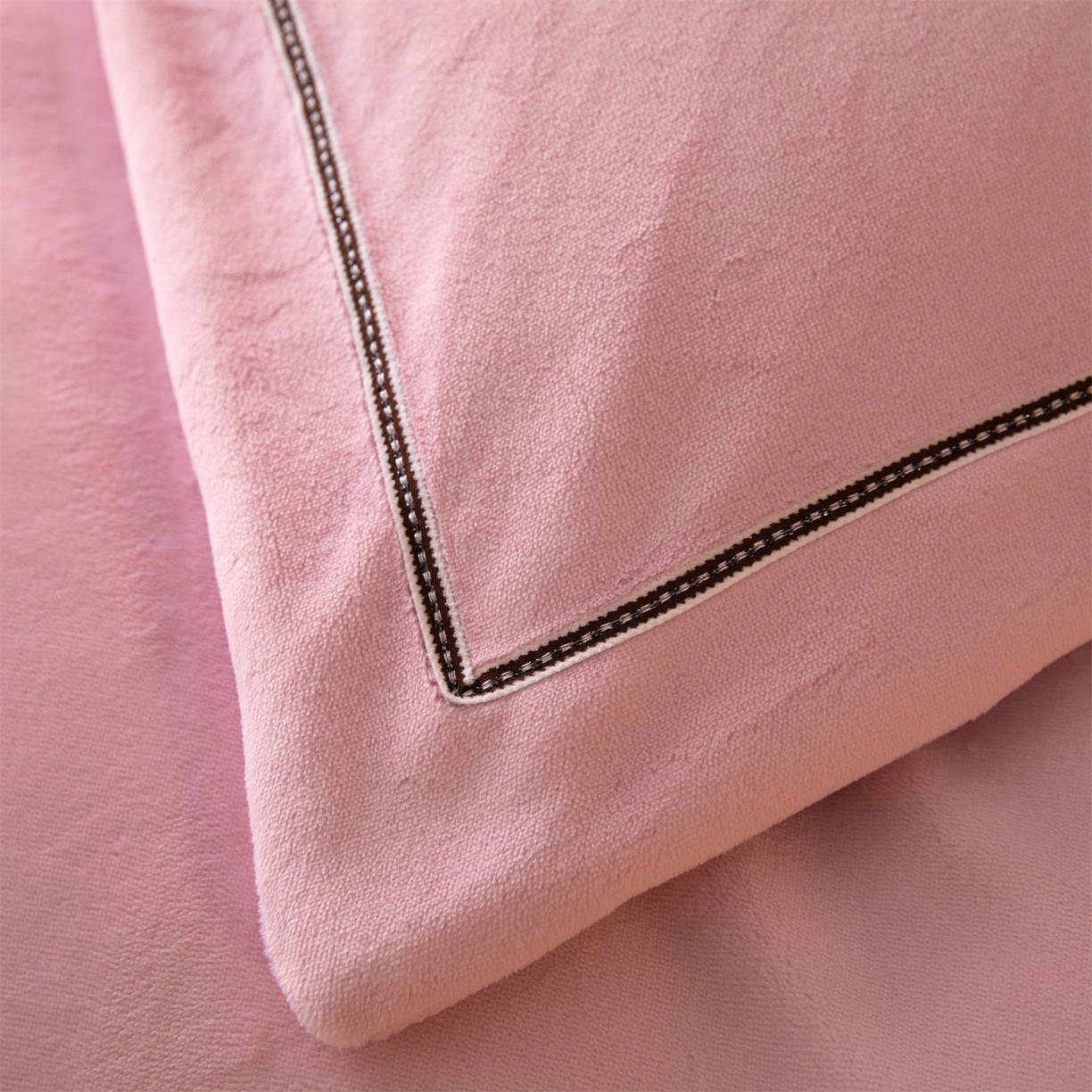 91家纺网 家纺一手货源 找家纺 暖洋 2025新款240克高克重全工艺纯色织带花边款牛奶绒四件套 樱花粉