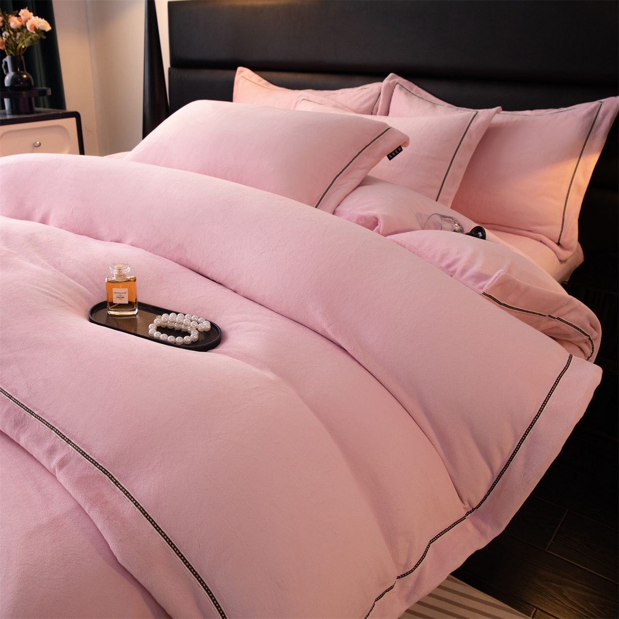 91家纺网 家纺一手货源 找家纺 暖洋 2025新款240克高克重全工艺纯色织带花边款牛奶绒四件套 樱花粉