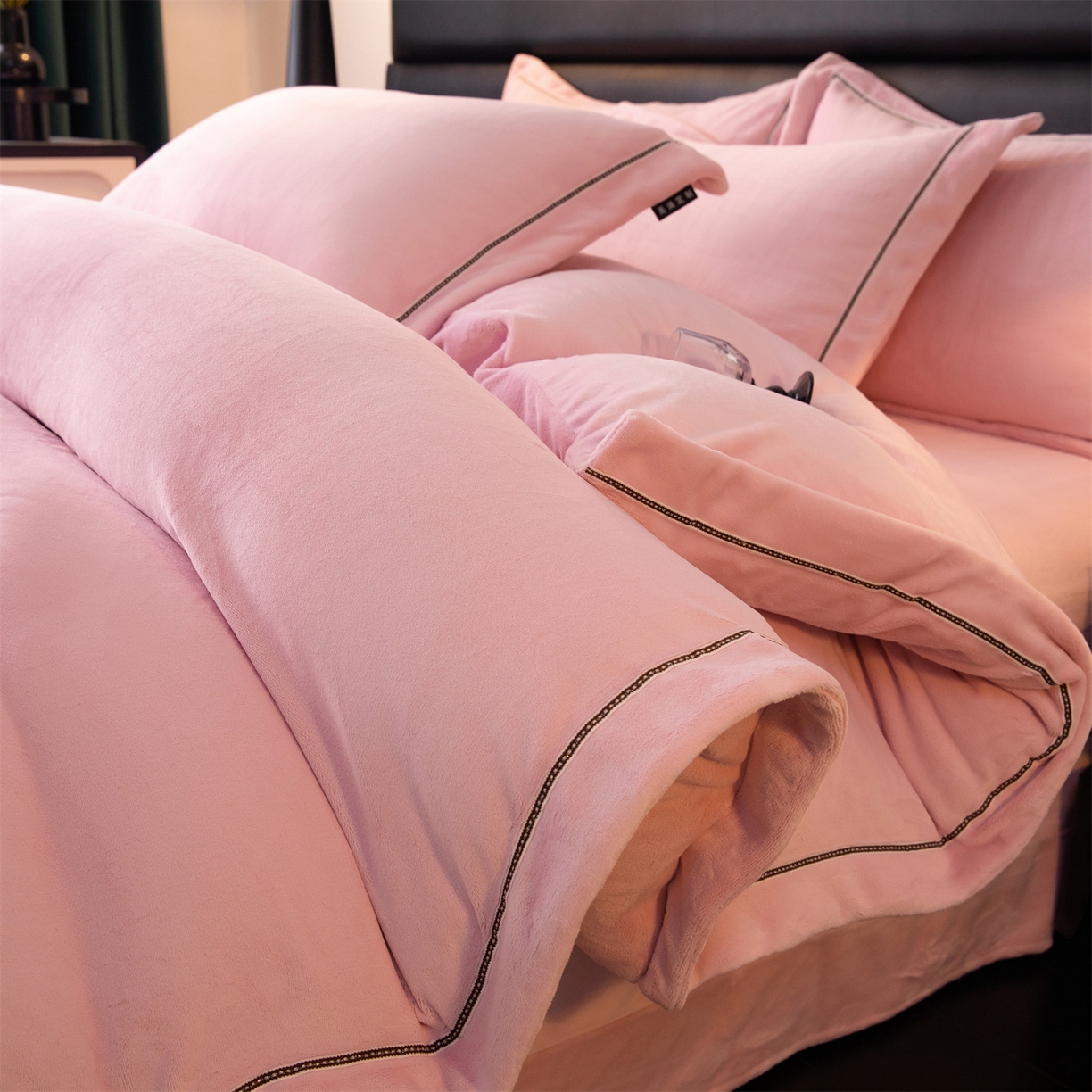 91家纺网 家纺一手货源 找家纺 暖洋 2025新款240克高克重全工艺纯色织带花边款牛奶绒四件套 樱花粉