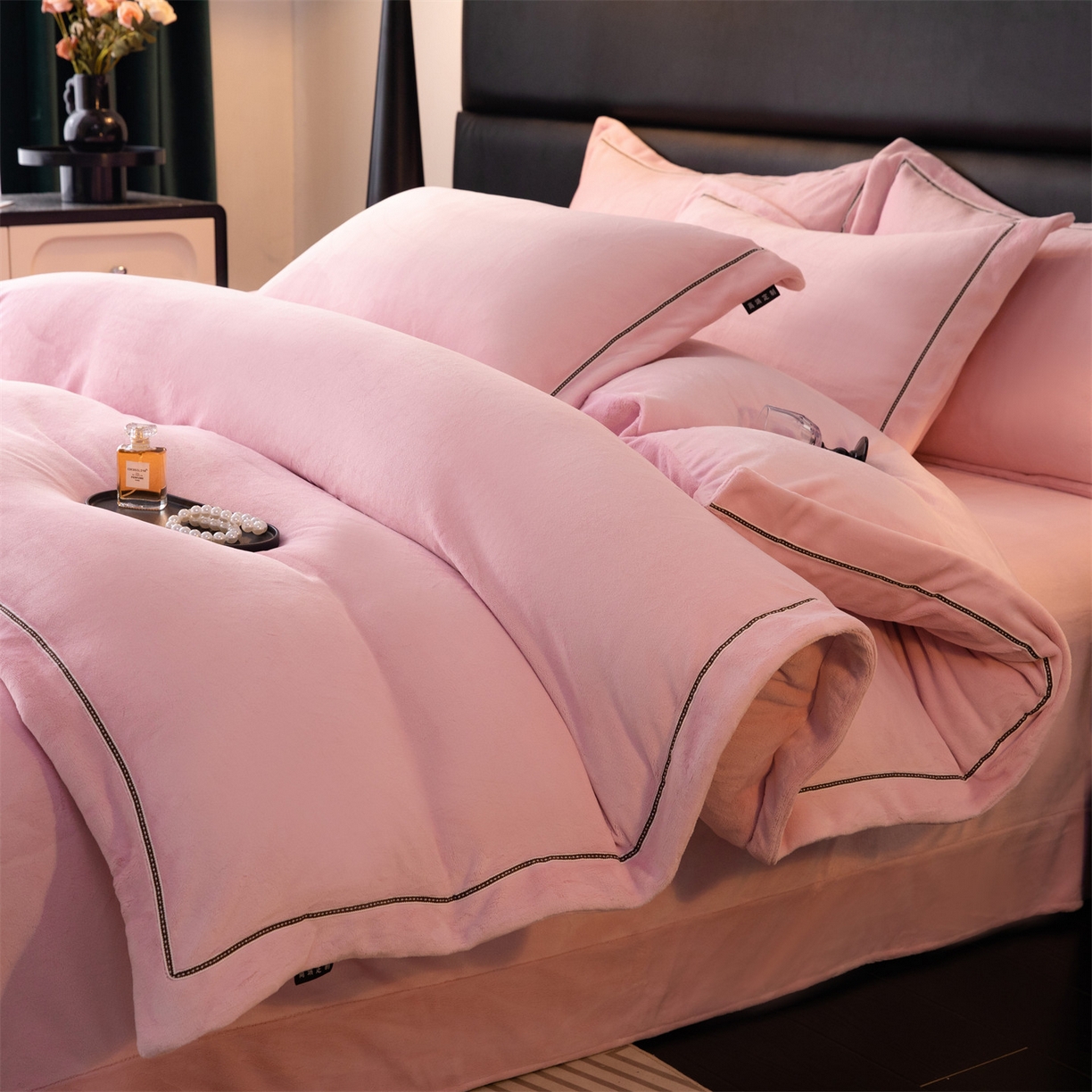 91家纺网 家纺一手货源 找家纺 暖洋 2025新款240克高克重全工艺纯色织带花边款牛奶绒四件套 樱花粉