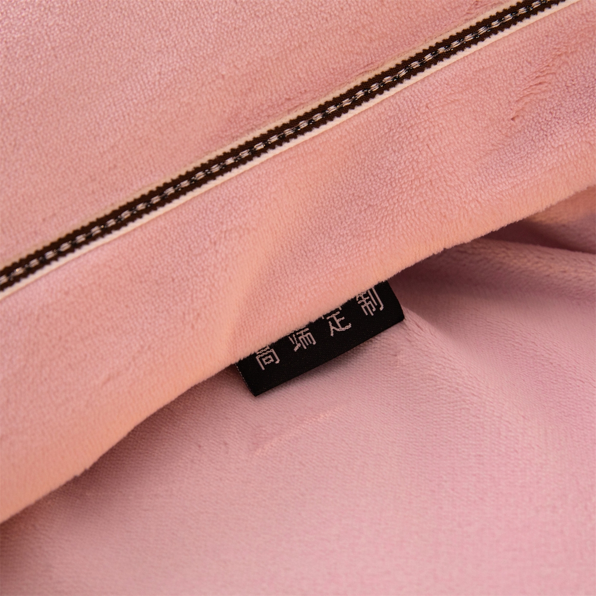 91家纺网 家纺一手货源 找家纺 暖洋 2025新款240克高克重全工艺纯色织带花边款牛奶绒四件套 樱花粉