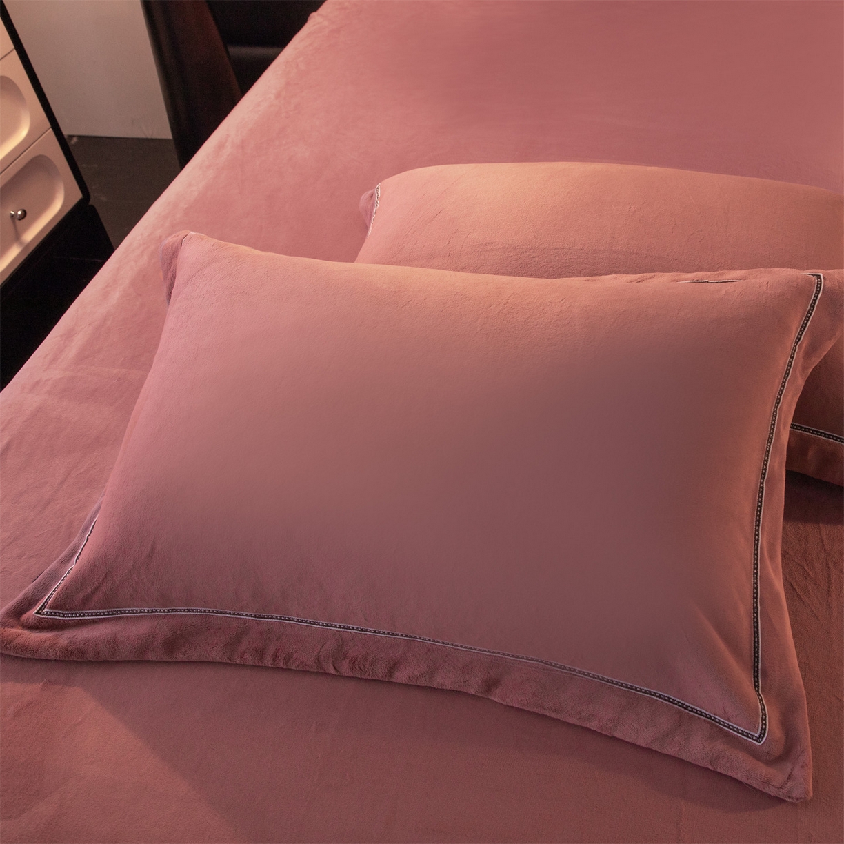 91家纺网 家纺一手货源 找家纺 暖洋 2025新款240克高克重全工艺纯色织带花边款牛奶绒四件套 云锦红