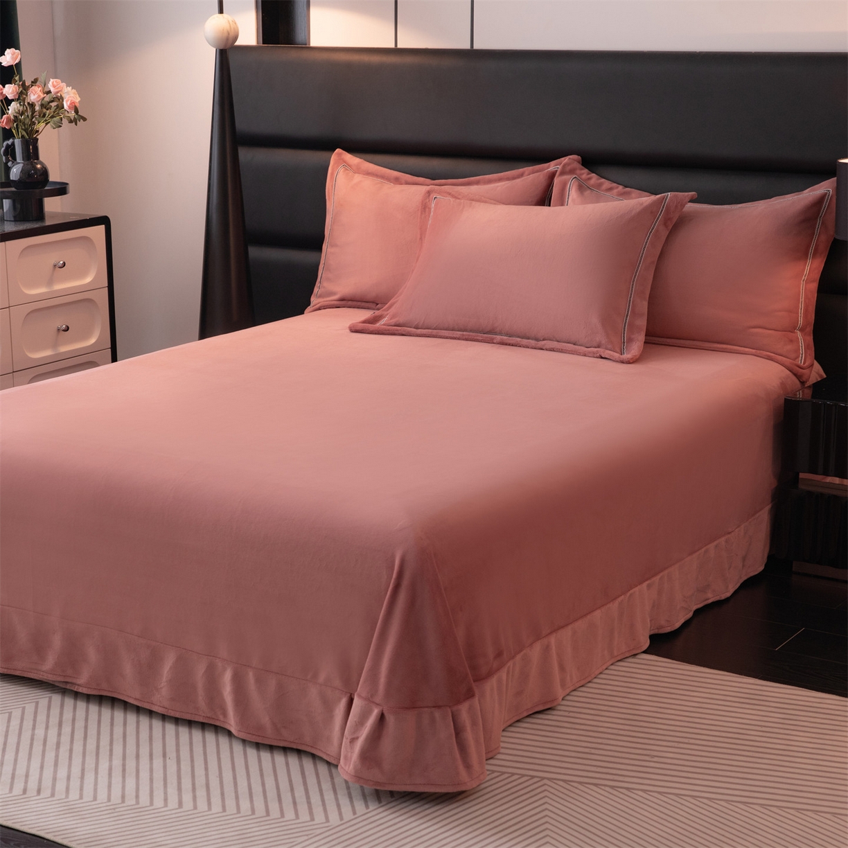 91家纺网 家纺一手货源 找家纺 暖洋 2025新款240克高克重全工艺纯色织带花边款牛奶绒四件套 云锦红