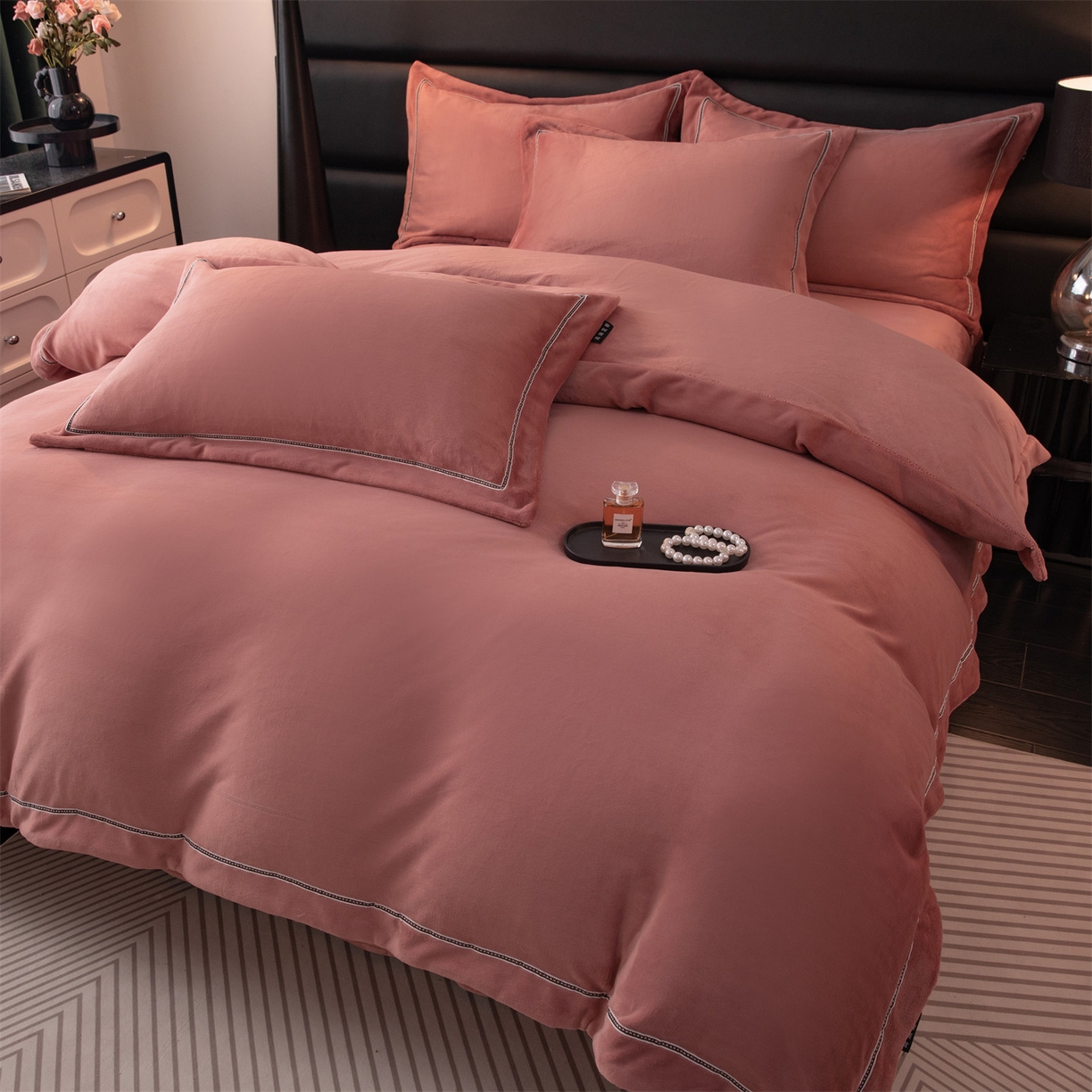 91家纺网 家纺一手货源 找家纺 暖洋 2025新款240克高克重全工艺纯色织带花边款牛奶绒四件套 云锦红