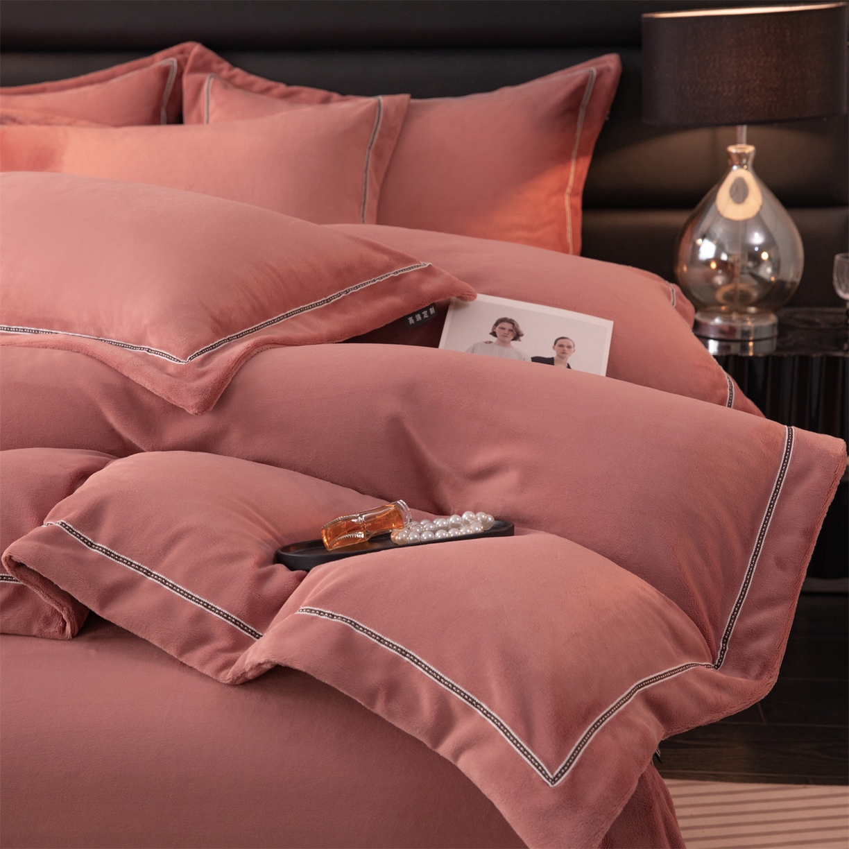 91家纺网 家纺一手货源 找家纺 暖洋 2025新款240克高克重全工艺纯色织带花边款牛奶绒四件套 云锦红