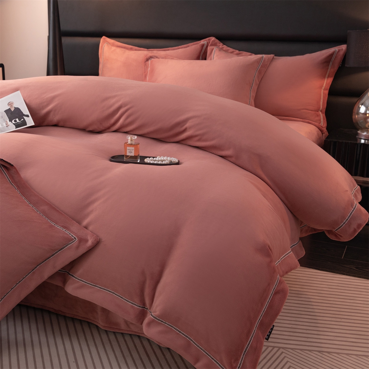 91家纺网 家纺一手货源 找家纺 暖洋 2025新款240克高克重全工艺纯色织带花边款牛奶绒四件套 云锦红