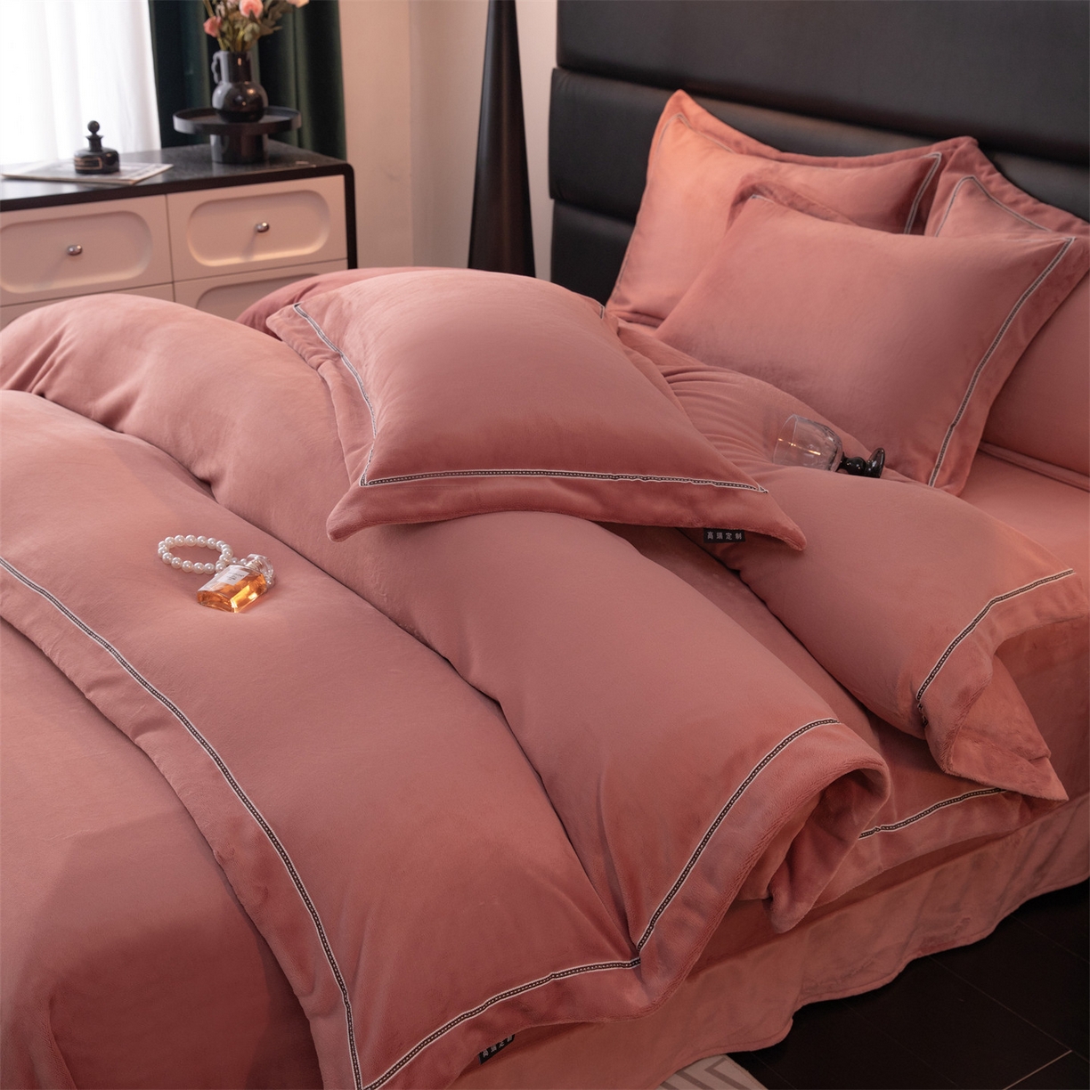 91家纺网 家纺一手货源 找家纺 暖洋 2025新款240克高克重全工艺纯色织带花边款牛奶绒四件套 云锦红