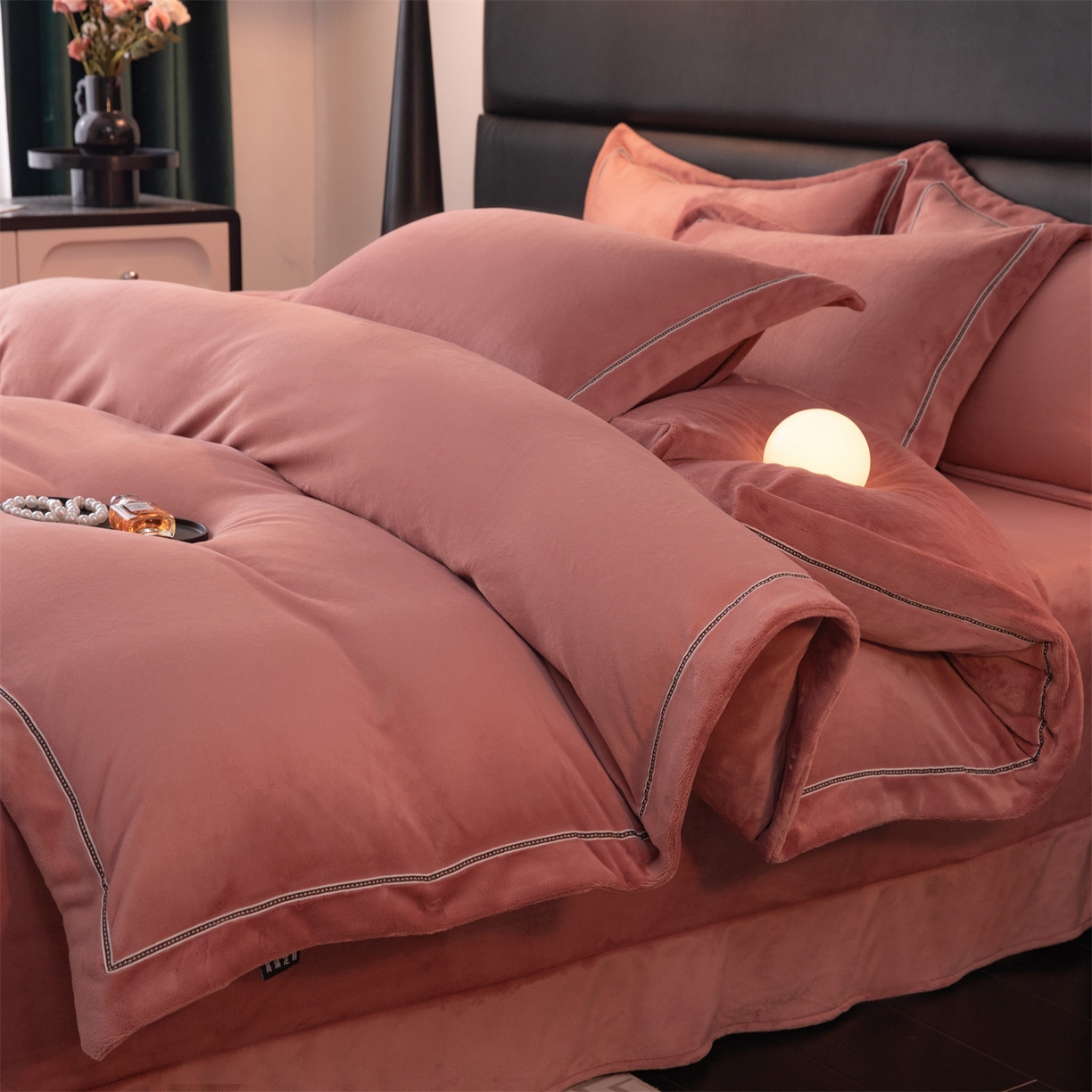 91家纺网 家纺一手货源 找家纺 暖洋 2025新款240克高克重全工艺纯色织带花边款牛奶绒四件套 云锦红