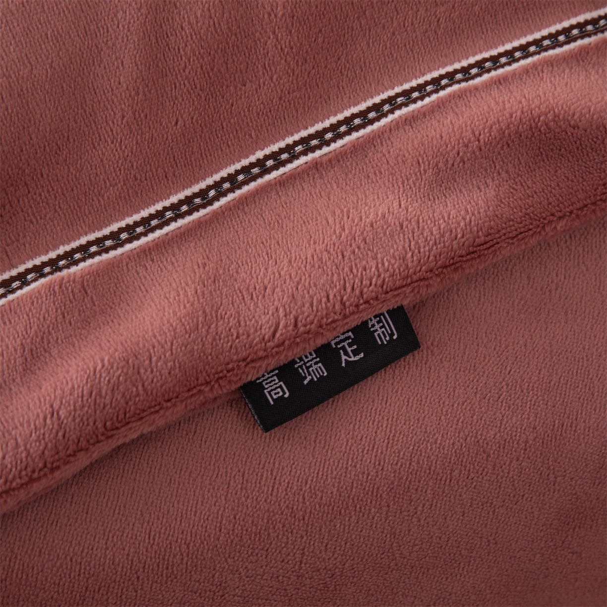 91家纺网 家纺一手货源 找家纺 暖洋 2025新款240克高克重全工艺纯色织带花边款牛奶绒四件套 云锦红